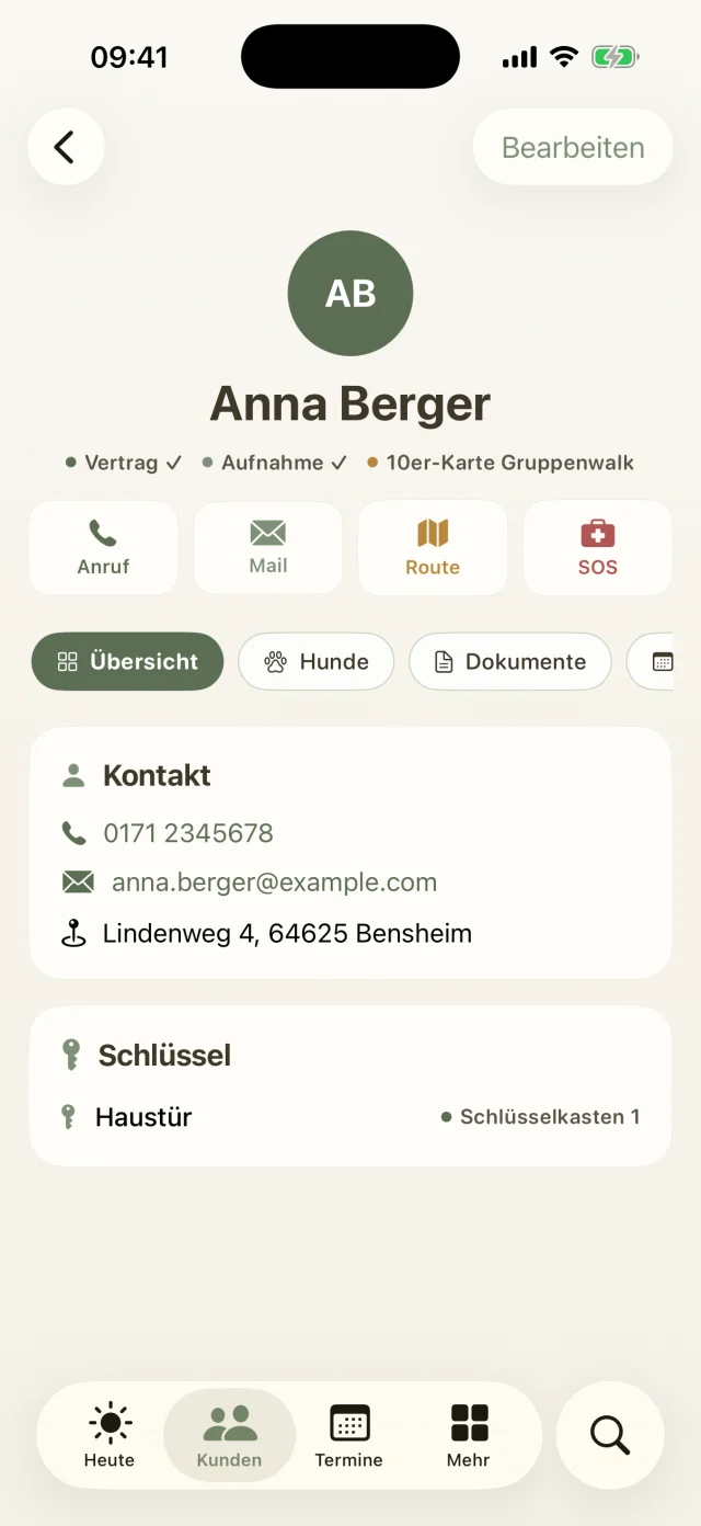Kundenprofil von Anna Berger mit Schnellaktionen Anruf, Mail, Route und SOS.